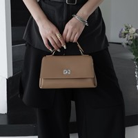 Sac à bandoulière en cuir véritable personnalisé ODM/OEM, nouveau modèle 2026, petit sac carré avec chaîne métallique, design de niche, sac à main polyvalent pour femme