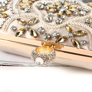 Elegante Borsa da Sera in <span class=keywords><strong>Raso</strong></span> con Motivi Floreali, Pochette da Donna con Diamanti e Strass, Borsetta da Cerimonia - Product Image 3