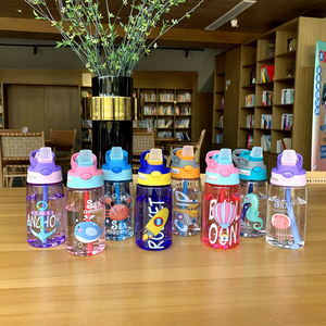 Linda Botella de Agua Infantil de Plástico con Estampado, con Pajita y Tapa Abatible, Reutilizable, para Niños, para la Escuela, Viajes y Actividades al Aire Libre - Product Image 1