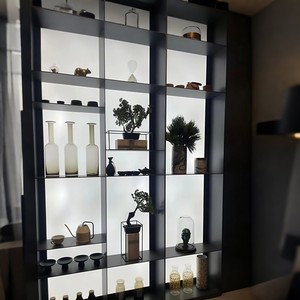 Estante de Exhibición de Metal Moderno Personalizado <span class=keywords><strong>ROYAL</strong></span> METAL, Panel Trasero Translúcido Luminoso, Mueble Bar para Vinos, Vitrina Decorativa - Product Image 1