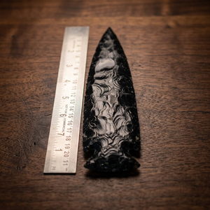 Punta de Flecha de Piedra Preciosa Negra de 8 Pulgadas, Hecha a Mano, Tallada, Imitación Antigua, Forma Coleccionable de Arte - Product Image 1
