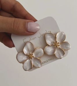 Pendientes de Perlas Blancas con Diseño Floral Minimalista para Mujer, Chapados en Oro, Estilo Coreano, Joyería de Moda para Toda Ocasión - Product Image 3