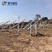 Structure de support solaire à arc réglable pour l'optimisation saisonnière de la production d'énergie photovoltaïque, système de montage au sol