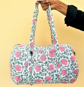 Sac de voyage matelassé en coton de luxe fait main grande capacité avec fermeture éclair pour femme, réutilisable pour la plage et les séjours d'une nuit - Product Image 3