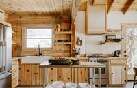 Collection d'armoires de cuisine modernes de style forestier avec finitions haut de gamme et rangements intelligents