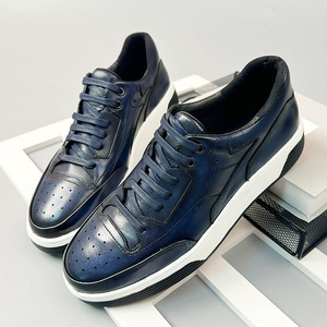 Chaussures de marche pour hommes en cuir de vache véritable, style rétro, bout rond, anti-odeur, talon bas, semelle extérieure en caoutchouc, motif uni - Product Image 1