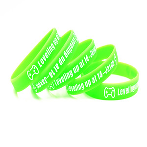 Eleve su viaje de fitness con pulseras de silicona impresas de un color Bristol Village Fitness Pulseras promocionales de moda - Product Image 5