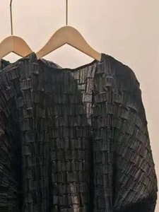 PY 2026 Superventas de Alta Gama: Top Plisado Miyake con Cuadrícula Geométrica, Cárdigan Holgado para el Día a Día, Venta al por Mayor de Prendas de Vestir - Product Image 3