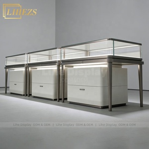 Vitrine d'exposition moderne blanche et grise éclairée pour bijoux, avec cadre en métal brossé, pour comptoir de bijouterie - Product Image 6