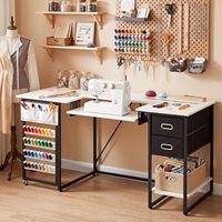 Station de travail artisanale multi-usage blanche de 59 pouces, avec plateau réglable et étagère latérale pliable, et pochettes en tissu