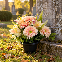Fleurs artificielles funéraires dans un pot noir, arrangement mixte marguerite et lys pour la décoration des tombes et des monuments funéraires
