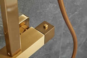 Ensemble de <span class=keywords><strong>douche</strong></span> thermostatique carré <span class=keywords><strong>en</strong></span> or brossé, mitigeur mural apparent avec pommeau de pluie, bec de <span class=keywords><strong>baignoire</strong></span> et douchette à main - Product Image 3