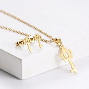 ชุดเครื่องประดับแฟชั่นหลากหลายสไตล์สำหรับผู้หญิง ดีไซน์มินิมอล ทอง 18k สแตนเลส รูปหัวใจและผีเสื้อ สร้อยคอและต่างหู เหมาะสำหรับเป็นของขวัญ - Product Image 1