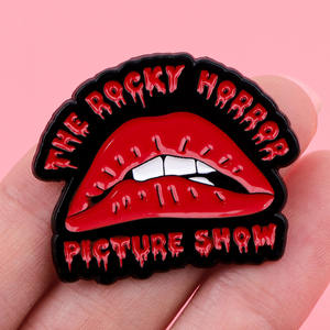 Korku Emaye Rozeti Komedi Müzikal Film Broş Rozetleri Yaka İğnesi Sırt Çantası Giyim Aksesuarları Yaratıcı Takı Hediyeleri - Product Image 2