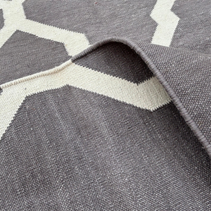 Tapis en coton moderne du milieu du siècle Triangles géométriques et lignes symétriques dans des tons neutres pour des salons élégants en Inde - Product Image 4