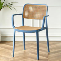 Chaise de salle à manger moderne MULIGNA en plastique PP de style nordique, fauteuil imperméable avec dossier et assise en faux rotin pour jardin, café, restaurant