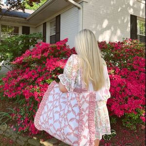 Bolso Hobo Grande Personalizado con Estampado Rosa, Bolso de Mano con Correa Larga para Mujer, Bolso de Compras para Playa y Aire Libre, Bolso de Hombro de Algodón con Volantes - Product Image 1