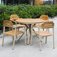 Meubles de jardin modernes, chaises et table de salle à manger en plastique et bois pour l'extérieur, pour utilisation en parc