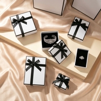 Ensemble d'emballage de luxe pour bijoux avec logo personnalisé, boîte rigide en carton et sac avec poignée en ruban noir pour marque, vente en gros