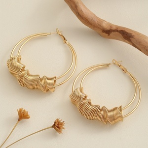 Jingciren Boutique, joyería europea y americana, pendientes circulares dorados, fotografía callejera, elegante embalaje en caja de regalo - Product Image 2