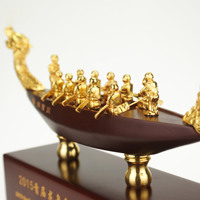 Statue de dragon en métal de luxe de haute qualité 2025, forme de bateau de dragon, base en bois artificiel, artisanat de dragon porte-bonheur, décoration intérieure
