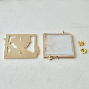 Badge en émail personnalisé par le fabricant, motif dessin animé, multicolore, à paillettes liquides fluantes, émail souple et dur - Product Image 2