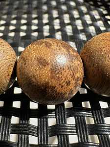 สร้อยข้อมือไม้กฤษณาฮานห์ฮัววินเทจขนาด 13 มม. – ไม้กฤษณาฮ์ฮัววินเทจที่ผ่านการบ่มแบบ 'รุค' ลายไม้โบราณ กลิ่นหอมหวานเข้มข้นหายาก - Product Image 3