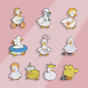 Broche de Metal con Forma de Pato, Pin de Solapa de Esmalte con Diseño de Dibujos Animados, Broche de Pato Blanco para Mochila, Accesorios de Joyería Populares para Mujer - Product Image 2