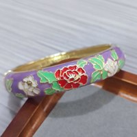 Gelang Enamel Cloisonne Motif Bunga Peony Ukiran Eksklusif Lebar 1.4cm, Lapis Emas 18K, Teknik Tetesan Minyak Warna-warni