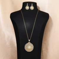 Parure de bijoux ethniques bohèmes pour femme : Collier pendentif tournesol perlé couleur or, médaillon ajouré, longue chaîne et boucles d'oreilles, idéal pour mariée