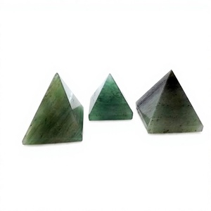 Pirámide de Cristal de Aventurina Verde Pulida Natural, Gema Tallada a Mano, Pequeña Decoración para el Hogar, Forma Triangular, Artesanía Feng Shui - Product Image 1