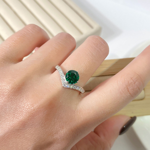 Bague de fiançailles en cuivre pour femme, zircon rond, plaqué rhodium, style classique, sertissage à griffes avec pierres latérales - Product Image 5