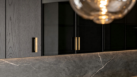 Meuble de cuisine sur mesure en bois gris foncé avec îlot en marbre, armoire en verre LED, ensemble complet de meubles pour projet de villa moderne, vente en gros
