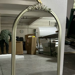 Espejo Decorativo de Pared de Metal con Tallados Franceses, Estilo Moderno de Mediados de Siglo, Forma de Arco, Espejo de Vanidad No Inteligente para Baño, Sala de Estar, Hotel - Product Image 3