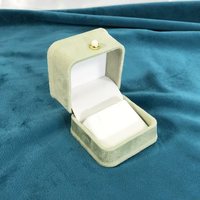 Herstellerdefiniertes Logo, grünes, samtgefüttertes, quadratisches, geprägtes Schmuck-Display-Box-Set für Halsketten und Ohrringe mit Schnalle