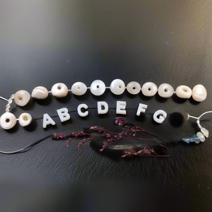 Cuentas cuadradas <span class=keywords><strong>de</strong></span> nácar <span class=keywords><strong>de</strong></span> 10 mm con letras, cuentas <span class=keywords><strong>de</strong></span> coral con iniciales, cuentas <span class=keywords><strong>de</strong></span> concha con alfabeto para la fabricación <span class=keywords><strong>de</strong></span> joyería DIY, personalización rápida. - Product Image 3