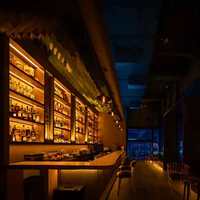 Comptoir de bar commercial en acier pour hôtel, boîte de nuit, avec éclairage LED, sur mesure, à thème, de luxe, moderne, durable, station de bar rétroéclairée, étagère murale