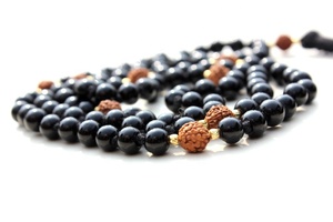 Collier Mala en onyx noir et rudraksha, perles lisses de 6 mm, noué, style bohème, fait à la main, colliers en perles d'artiste indien, pierres précieuses Rudra - Product Image 2