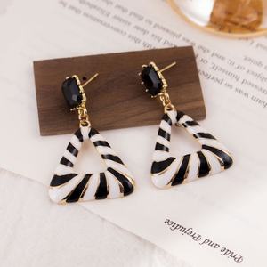 ต่างหูแฟชั่นผู้หญิงลายเสือดาวขาวดำชุบทองประดับเพชรทรงสามเหลี่ยมขนาดใหญ่สำหรับงานปาร์ตี้ - Product Image 1