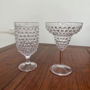 Verre à vin rouge en acrylique incassable et réutilisable, personnalisable avec logo, motif gaufré vintage unique et coloré, idéal pour les mariages et les fêtes - Product Image 4