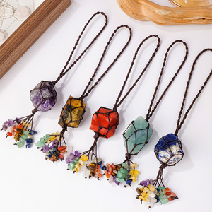 Pendentif de voiture en cristal naturel brut, sac en filet tissé à la main, pierres roulées, décoration de voiture 7 chakras pour la guérison, vente en gros - Product Image 1