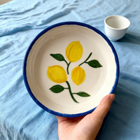 Bol de citron personnalisé de différentes tailles avec motifs de décalcomanies de citronnier bleu foncé et jaune à l'intérieur autour du bol pour salade de soupe de riz