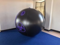 Combinaison gonflable ovale personnalisée Beile en PVC noir et violet pour enfants, idéale pour le divertissement et la décoration de fêtes