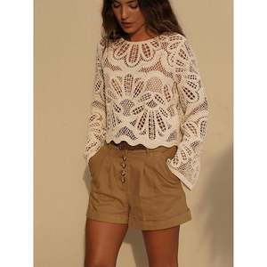 เสื้อโครเชต์แขนกระดิ่งสำหรับผู้หญิง ผ้าถักบางโปร่ง ระบายอากาศได้ดี ซีทรู เหมาะสำหรับชุดเที่ยวพักผ่อนช่วงฤดูร้อน - Product Image 4