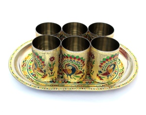 Plateau en acier décoré de paons Meenakari avec un ensemble de 6 verres – Pièce décorative de collection, idéale comme cadeau de retour, verre Meenakari avec plateau - Product Image 1