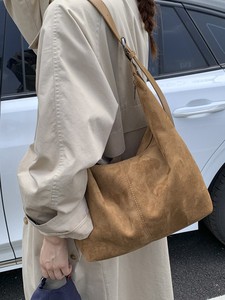 Bolso de imitación de gamuza de gran capacidad, de PU, para otoño/invierno, informal, de un solo hombro, de alta gama, de color liso, para llevar bajo el brazo, <span class=keywords><strong>al</strong></span> <span class=keywords><strong>por</strong></span> <span class=keywords><strong>mayor</strong></span>. - Product Image 3