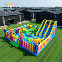 Parc d'attractions gonflable commercial pour terrain de football, aire de jeux gonflable interactive avec obstacles