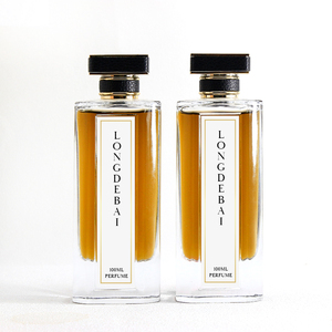Nuevo Diseño de Lujo, Botella de Perfume Cuadrada de Vidrio de 100 ml, Transparente Mate con Grabado, Tapa de Zamac, Botella con Atomizador - Product Image 4