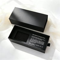 Boîte cadeau rigide personnalisée avec tiroir coulissant magnétique et insert en mousse EVA pour l'emballage de parfums et d'essences de soin de la peau