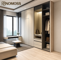 Armoire en bois sur mesure élégante avec rangement flexible pour vêtements, idéale pour les chambres de luxe, les villas et les projets de mobilier résidentiel